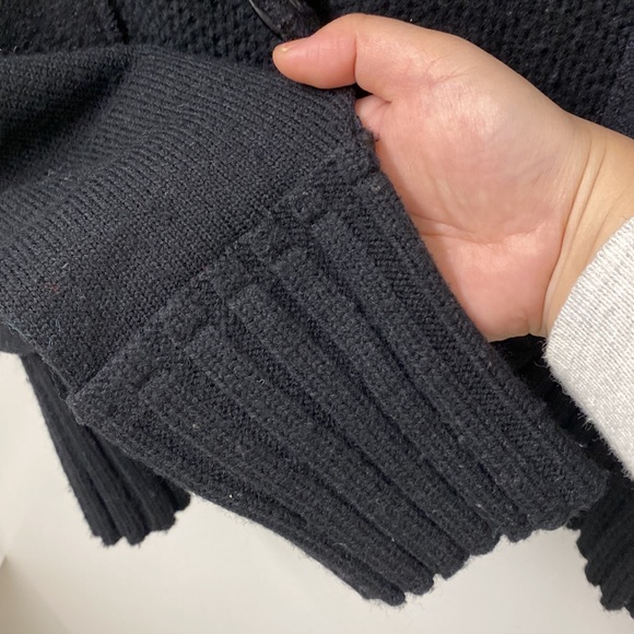 One girl who wool black sweater - Picture 11 of 14